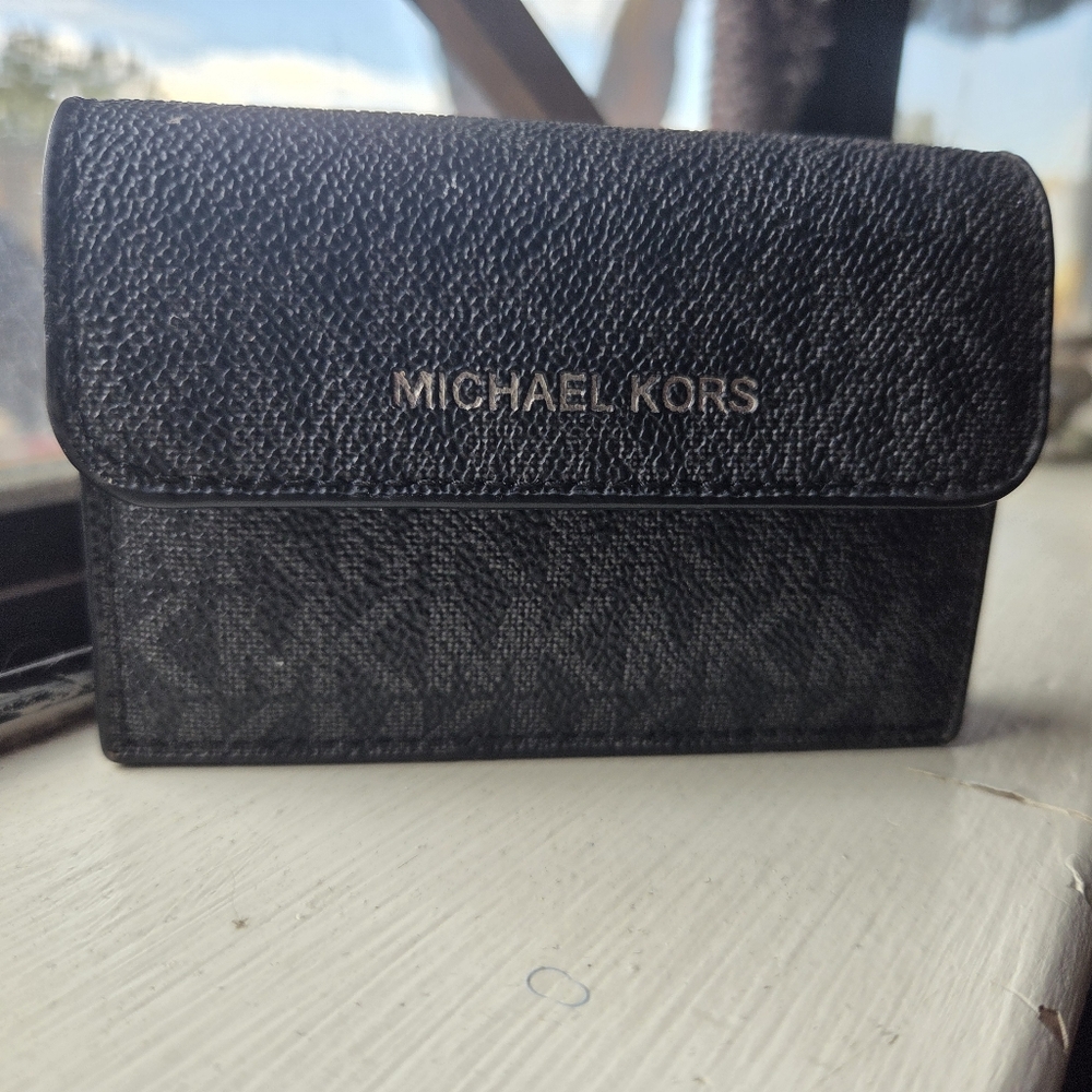 Michael Kors Cooper Logo Accordion Card Case